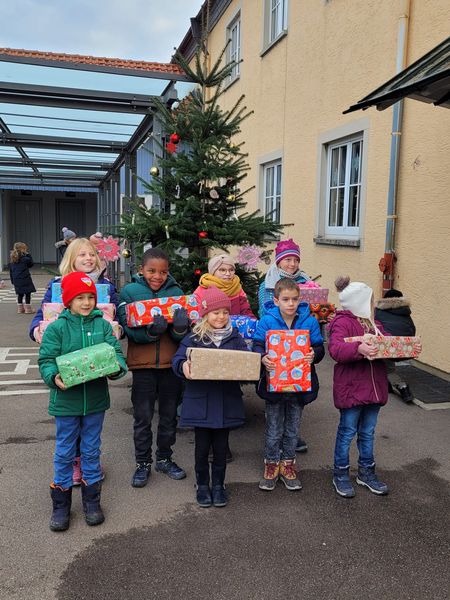 Weihnachtspckchen Grundschule Bibersfeld.jpg